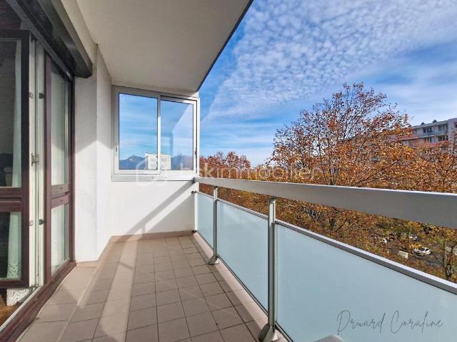 Spacieux T5 transformé en T4 avec balcon