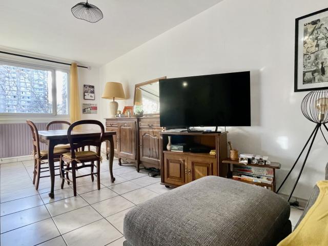 SPACIEUX TYPE DE 54 M2 / POSS PARKING PRIVATIF / PROXIMITE PARC TETE D'OR