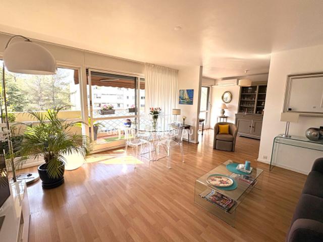 Spacieux appartement 3 pièces à vendre à Saint Raphaël 84m², vue verdure, terrasse et balcon