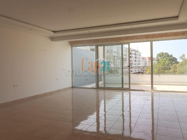 Spacieux appartement vide à vendre au centre