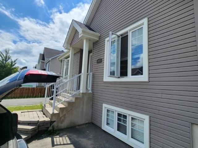 Spacieux appartement à aire ouverte dans un duplex
