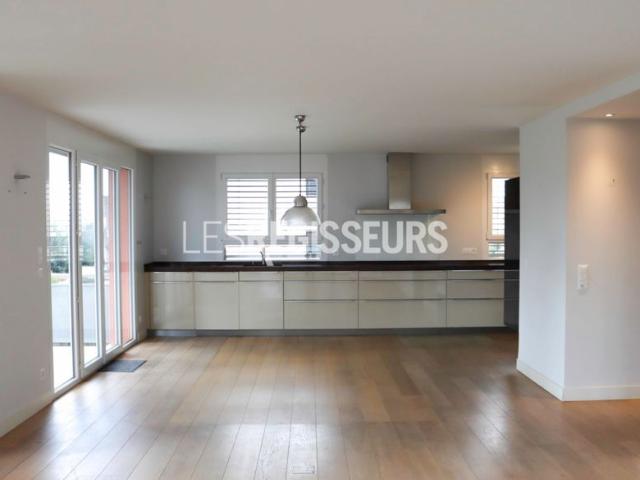Spacieux appartement de 5 pièces à Perly avec 2 places de parking intérieures