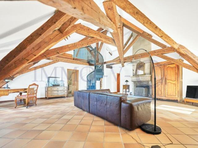 SPACIEUX AVEC CACHET ET EMPLACEMENT IDEAL MEUBLE