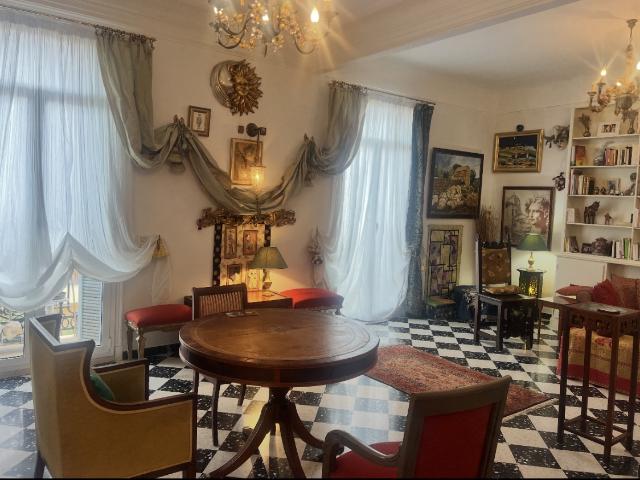 SPACIEUX BOURGEOIS T5/6 156m2 avec balcons Dernier étage Plein centre Menton Cave