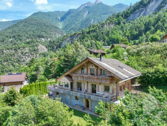 Spacieux chalet à quelques minutes de Saxon