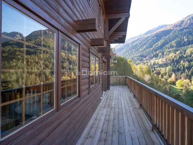 Spacieux chalet en rondin avec appartement indépendant | dreamo. Ch