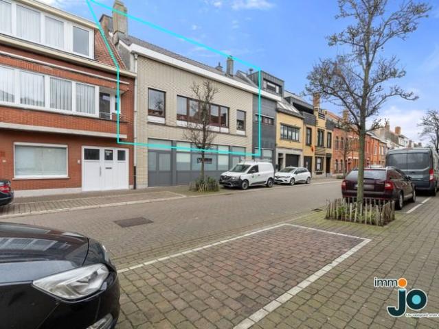 Spacieux et lumineux appartement de 250 m2, 3 chambres.