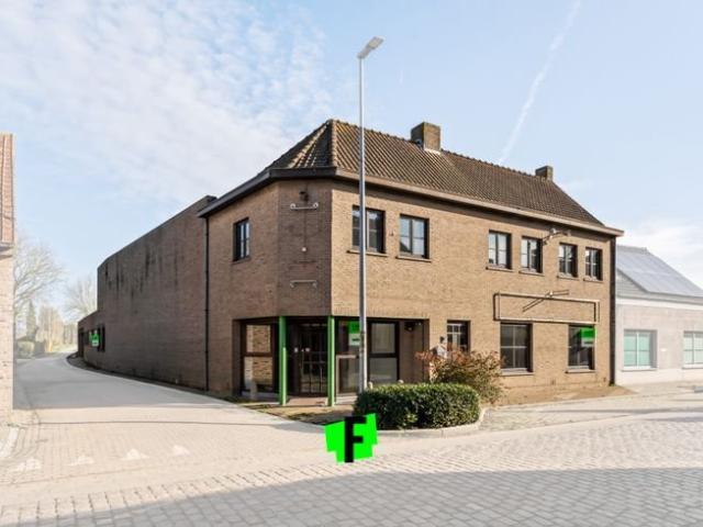 Spacieux immeuble commercial avec locaux d'habitation à ven…