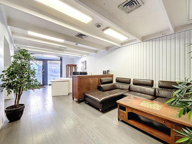 Spacieux local commercial avec T2 indépendant centre de Ca. 112m² Castelnau le Lez