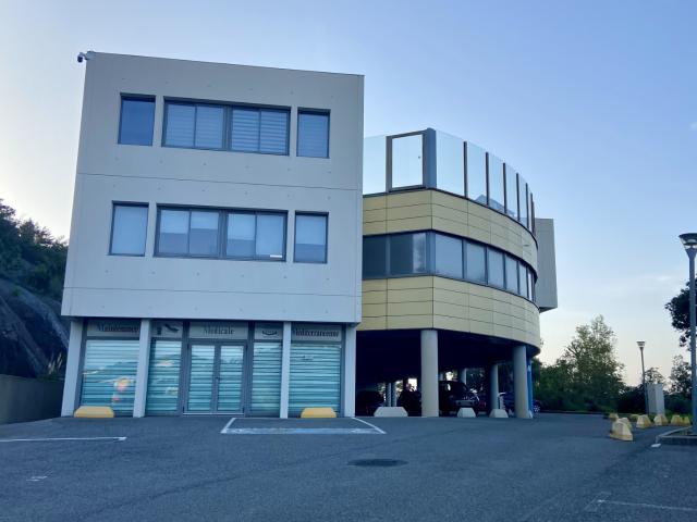 Spacieux local professionnel de 99,05 m2