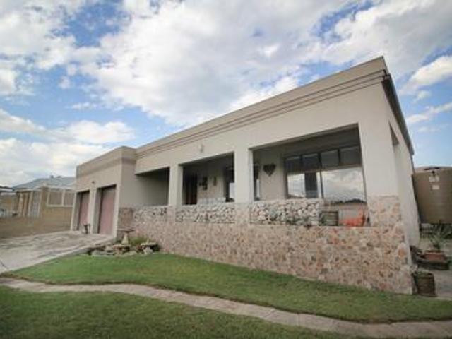 spacouis home with garden