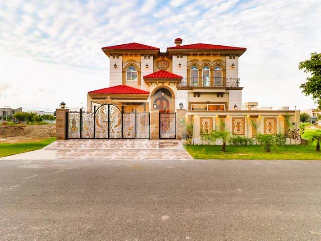 Spanish Villa For Sale At Hot Favorite Location Near Macdonald & Park
