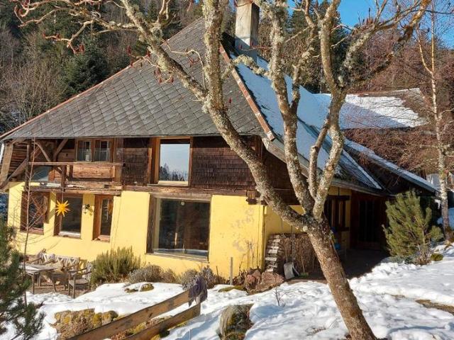 Sparsames, weitgehend autarkes wunderschön gelegenes Haus