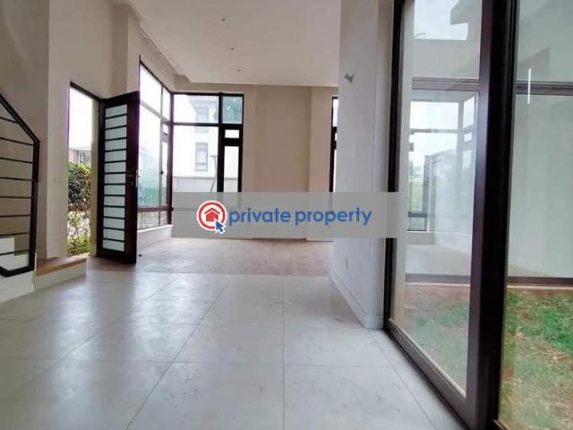 Specious Luxurious 4 Bedroom Townhouse In A Gated Community