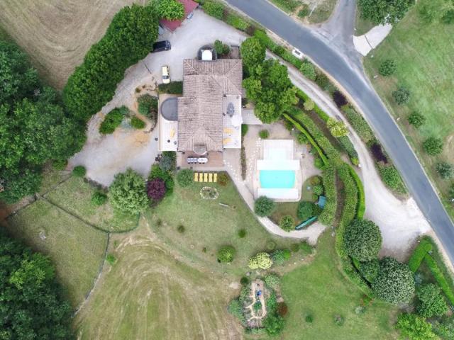 Spécial investisseur. 460 m2 habitable à 13 kms de Sarlat