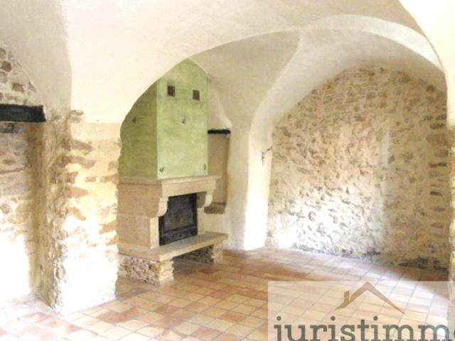 Spécial investisseur: maison de village à Mornas avec locata