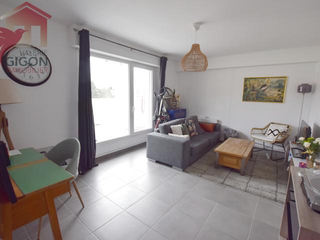 SPECIAL INVESTISSEUR SUPERBE APPARTEMENT F2 loué, entièrement rénové, donnant terrasse de 31 m2. avec vue pa