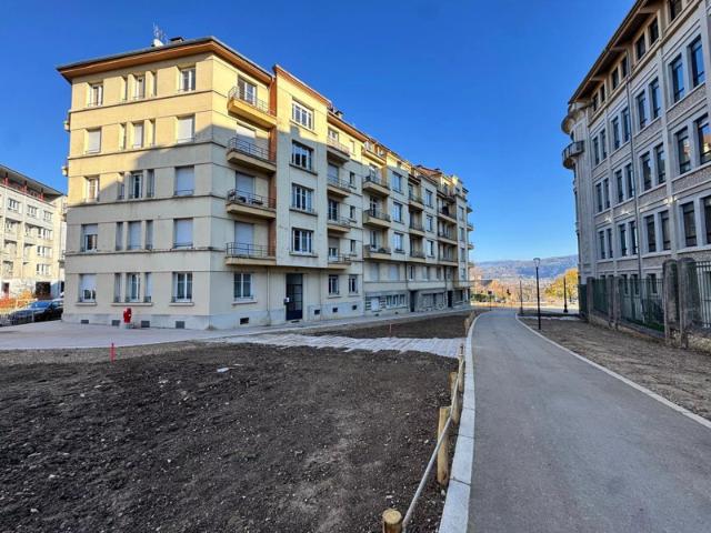 SPECIAL INVESTISSEURS studio avec stationnement Quartier Clém