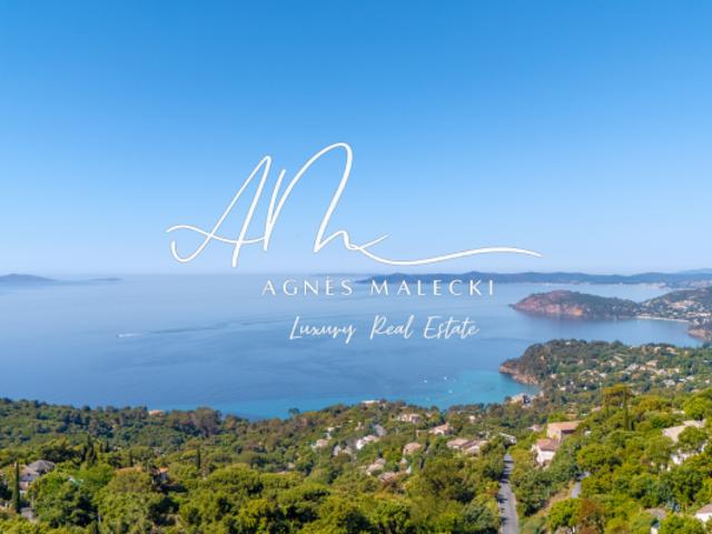 SPECTACULAIRE VUE SUR LA MER POUR CETTE PROPRIETE AU RAYOL C