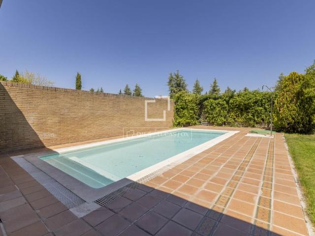 Spectacular 5 bedroom corner ground floor for rent with absolute privacy and security with an impressive garden in one of the most sought after urbanizations in the Madrid capital, La Finca. Just a few minutes from the British & American school