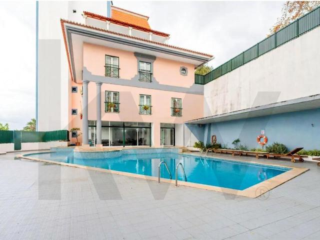 Spectacular 2 Bedroom Apartment in a Gated Community with Pool & Garage Av. Sabóia, Monte Estoril