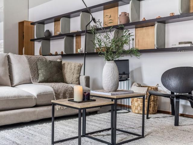 Spectacular 2 Bedroom Apartment in Calle Reina with Ensuite Bathrooms and Modern Amenities, Madrid Amsterdam Apartments for Rent
