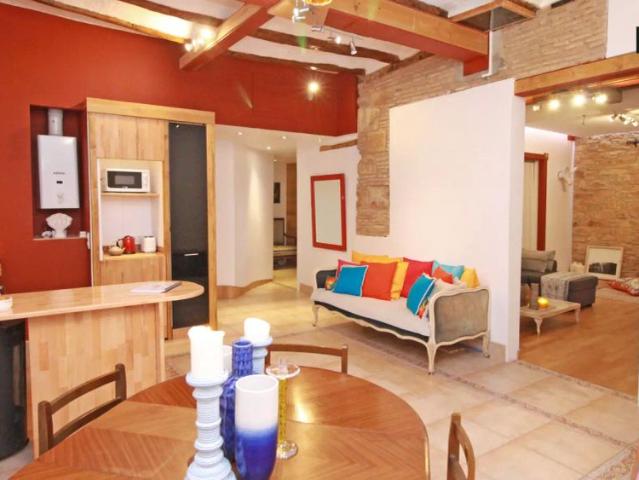 Spectacular 2 bedroom apartment with AC and balcony for rent in El Born