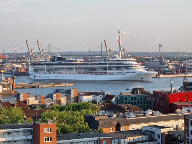 Spectacular harbor view in Hamburg St. Pauli