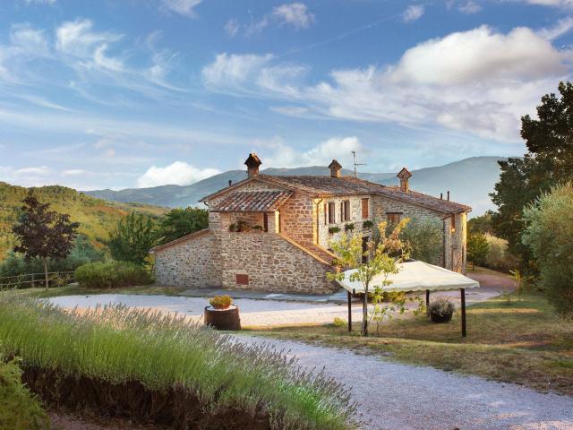 Splendido casale in posizione panoramica 480m² Gubbio