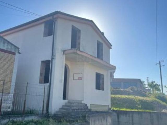 Splendido Stabile Indipendente su Due Livelli con Ampio Giardino Privato con Gar