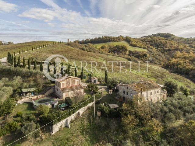 Splendido podere toscano in pietra ristrutturato con due pis. 610m² Siena