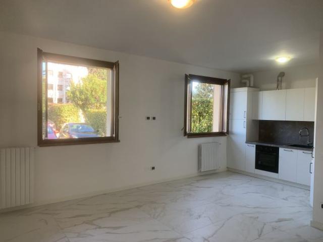 Splendido trilocale con piscina a 2 passi dal lago
