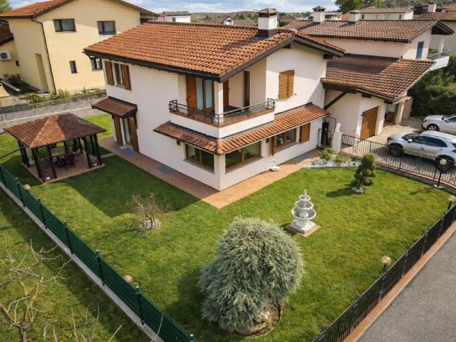 Splendida casa unifamiliare con giardino ben curato in zona soleggiata e servita