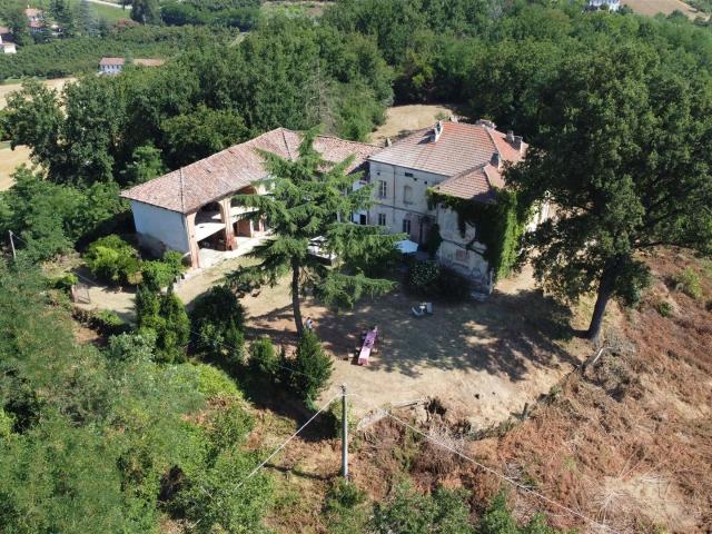 Splendida casa colonica in mattoni nella campagna di Asti 816m² Antignano