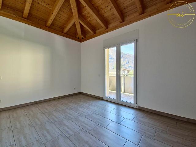 SPLENDIDA CASA DI TESTA CON GIARDINO PRIVATO A CRESCIANO