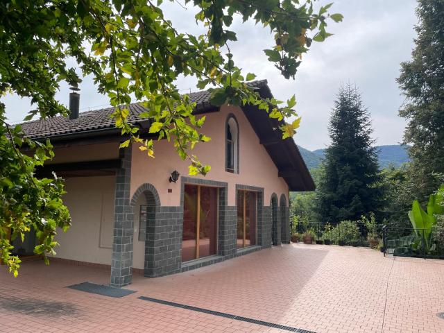 Splendida Casa Plurifamiliare in Vendita su Tre Livelli con Investimento Garantito