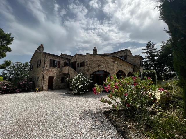 Splendida proprietà tradizionale in mattoni con piscina 550m² Fratte Rosa