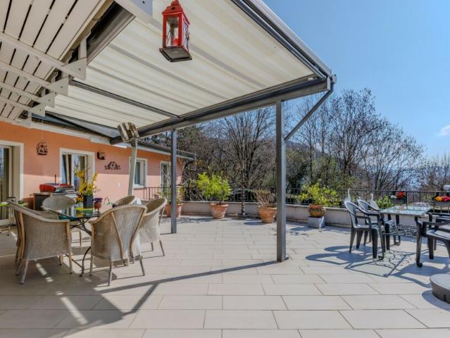 SPLENDIDA VILLA CON PISCINA E AMPI SPAZI ESTERNI A CURIO