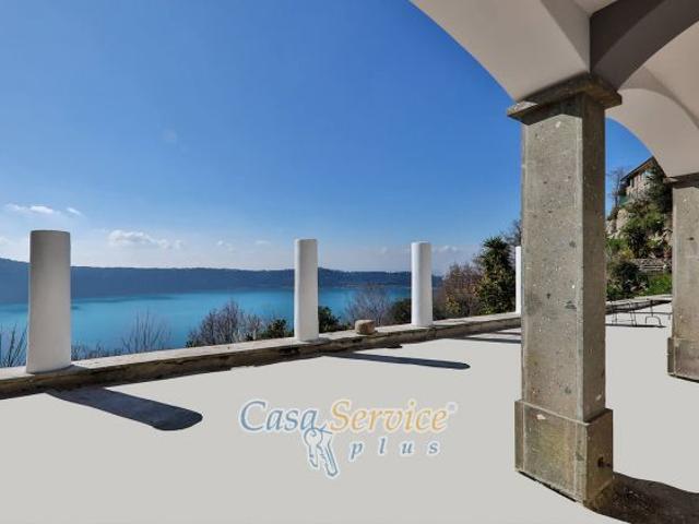 Splendida villa con vista sul lago a Castel Gandolfo