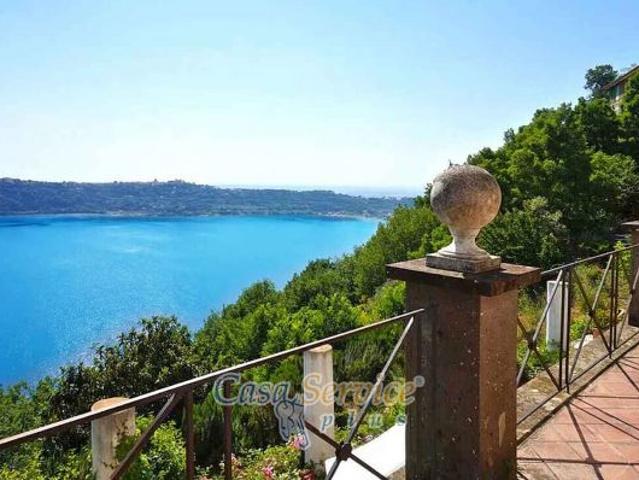 Splendida villa con vista sul lago