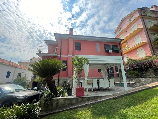 Splendida Villa a Pochi Passi dal Mare 225m² Sanremo
