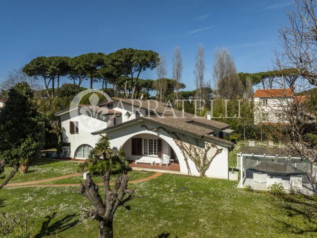 Splendida villa a soli 600 m dal mare con piscina riscaldata. 280m² Forte dei Marmi