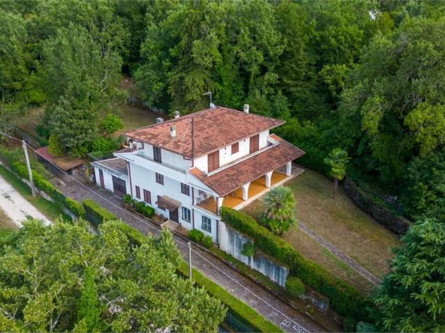 Splendida villa immersa nel verde m² Atina