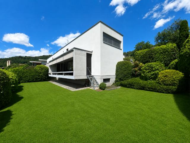 Splendida villa moderna immersa nel verde