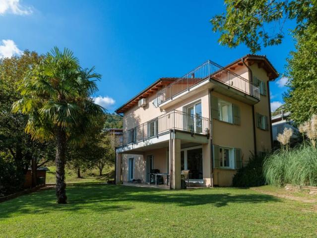 SPLENDIDA VILLA VISTA LAGO 7.5 LOCALI NEL VERDE A NEGGIO