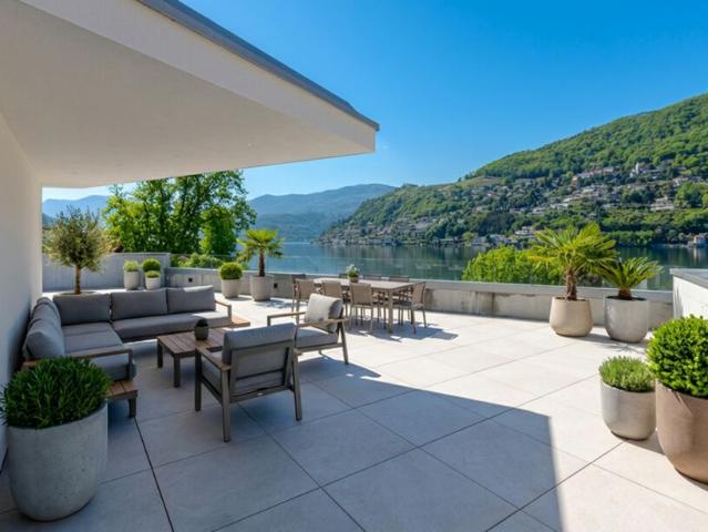 SPLENDIDA VILLA VISTA LAGO CON POSTO BARCA A BRUSINO ARSIZIO