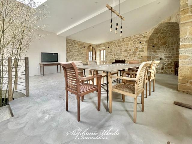 SPLENDIDE BATISSE DU 16EME DANS LES REMPARTS DU VIEUX VILLAG