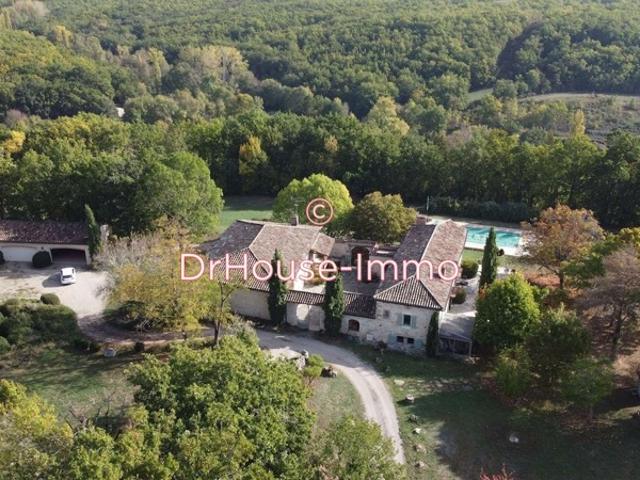 Splendide demeure à 12 pièces avec grand terrain, piscine et garage