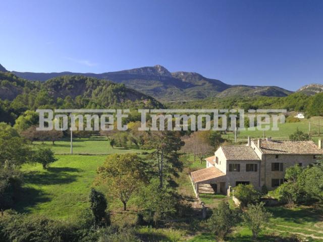Splendide ferme en pierre à Condorcet