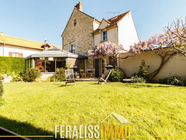 Splendide maison nichée au coeur du village de Sagy !